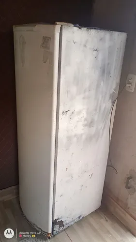 Vendo geladeira, funcionando perfeitamente acabei de limpar ela e já está fazendo gelo.