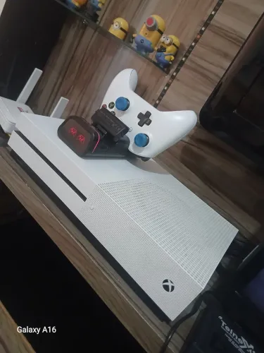 Xbox one s de 1tera 2 jogos mídia física, gta5 e watchdogs 2 e um 1 controle .