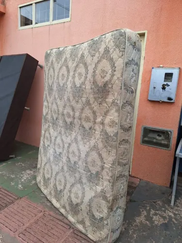 Colchão casal tamanho padrão de molas usado ((ENTREGO GRATIS))