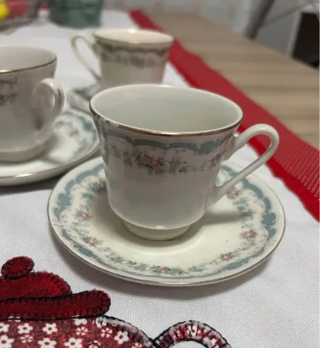 Conjunto 5 Xícaras Antigas de Porcelana - Detalhes Florais e Fio de Ouro