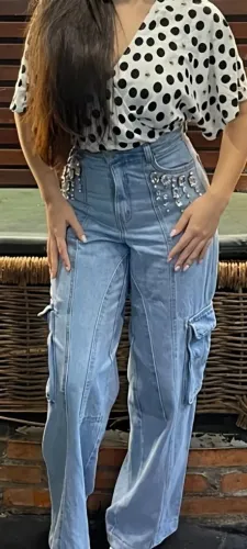 Calça Jeans Feminina Cargo com Pedrarias