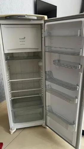 Vende-se Geladeira .