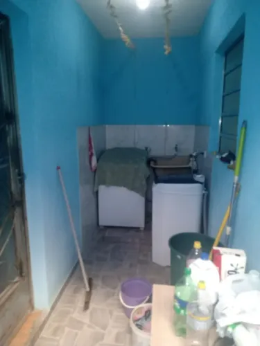 Casa 3 cômodos, "Quarto, sala, Cozinha e banheiro", com lavanderia compartilhada.