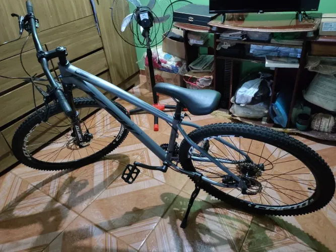 Uma bicicleta aro 29 freio a disco semi nova com nota fiscal