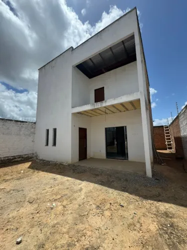 Vende-se casa em contrução no Caburaí