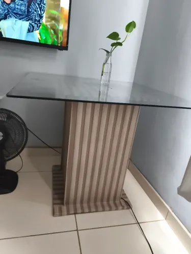 Mesa com tampo de vidro