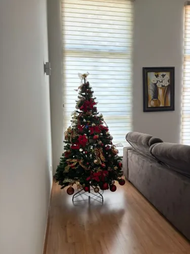 ARVORE DE NATAL COM ENFEITES (1,60m)