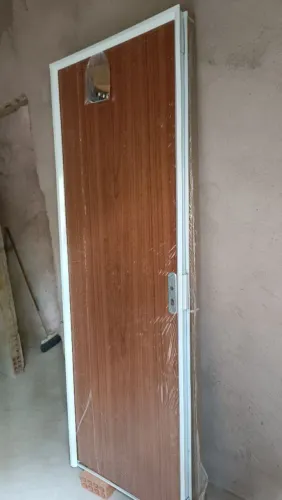Porta com esquadria