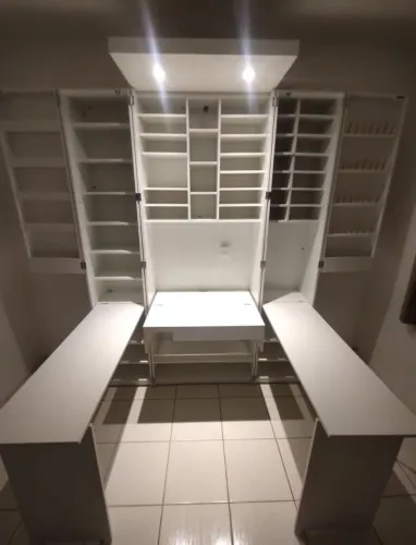 Armário com 3 bancadas, tomada, 2 lâmpadas.