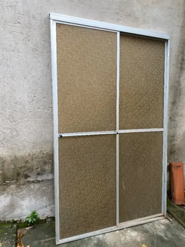 Box de banheiro usado 1,18 × 1,90 m - Acrílico e alumínio.