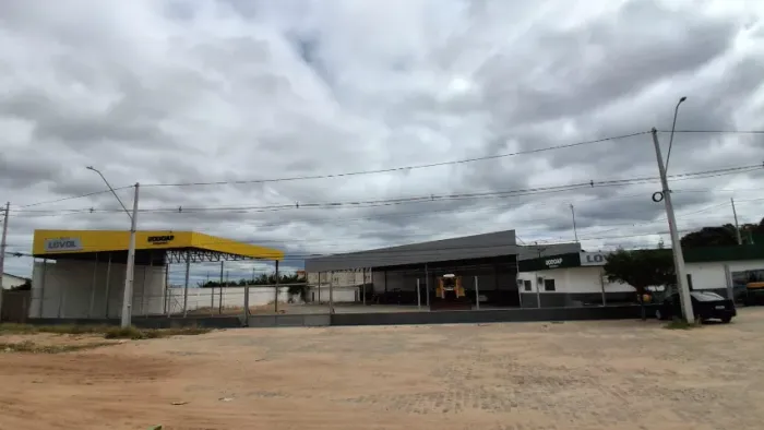 Galpão comercial com escritórios e pátio às margens da BR-428 - Petrolina/PE