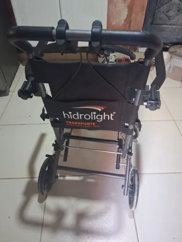 Cadeira de rodas transporte semi nova 100 kg na garantia.