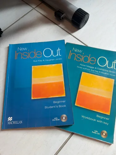 Livro de Inglês New Inside Out com o workbook e CD