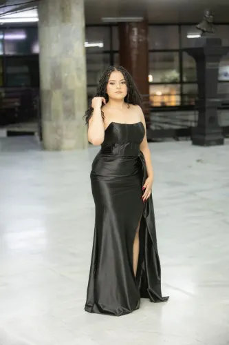 Vestido preto comprido tomara que caia com fenda