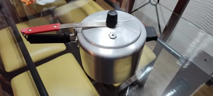 Panela de pressão Clock 4,5 litros, ótimo estado!