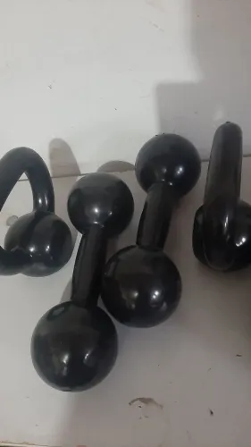 Par de halter 7kg emborrachado e dois kettebell de 4kg emborrachado