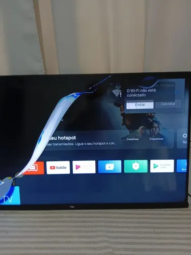 Tv tcl de 40 polegadas com a tela tricada.