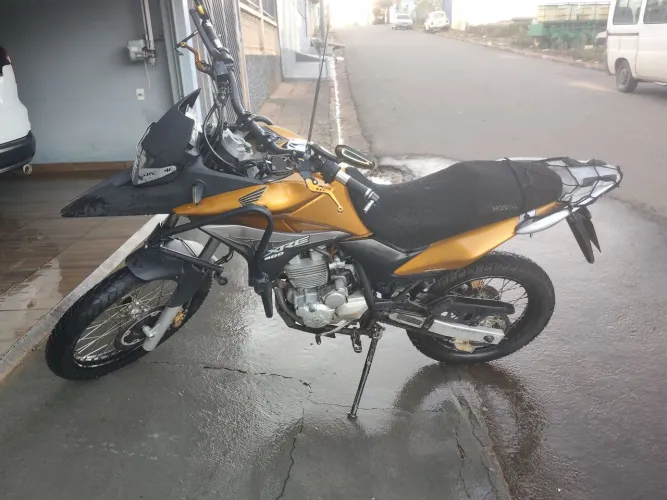 XRE 300 dourada raridade. Vendo ou troco por carro