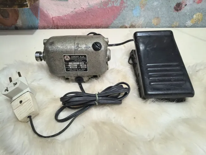Motor e pedal máquina de costura Arno