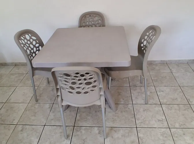 Mesa com cadeiras (plástico)