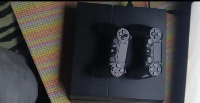 Ps4 fat 2 controles um jogo GTA5 