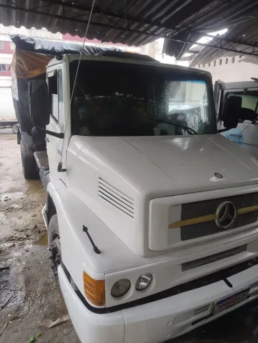 MB 1618 Truck Reformando Caçamba