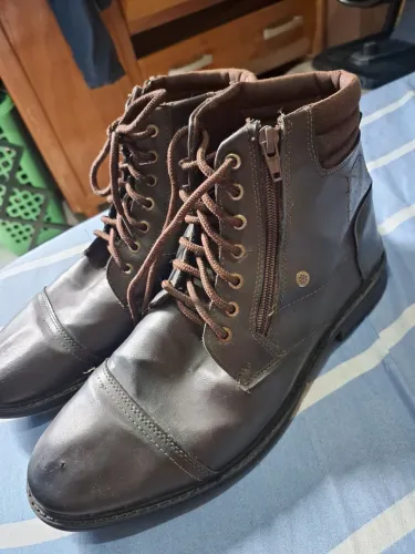 Bota cano média couro bom estado. 44