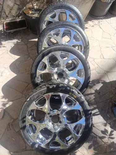 Roda aro 18 com pneus
