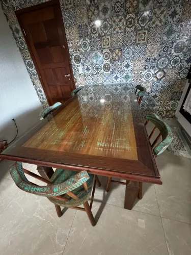 Mesa com 6 cadeiras em madeira maciça.