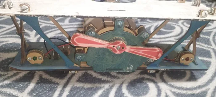 Avião de madeira vintage