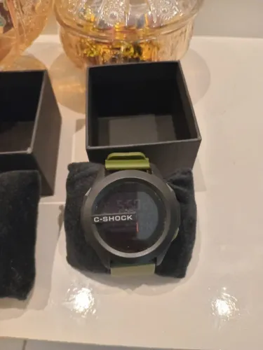 Vendo 2 Relógio mini G-SHOCK resistente água na cx na cor verde e preto ?