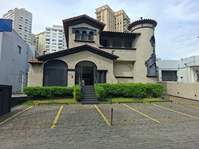 Casa comercial na Avenida Pacaembu, 1911 476 m²