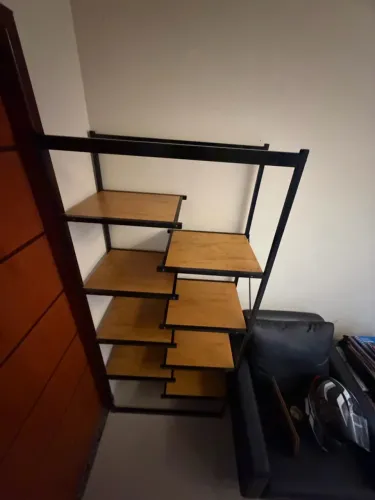 Mesa de escritório, cadeira de escritório e estante de escritório 