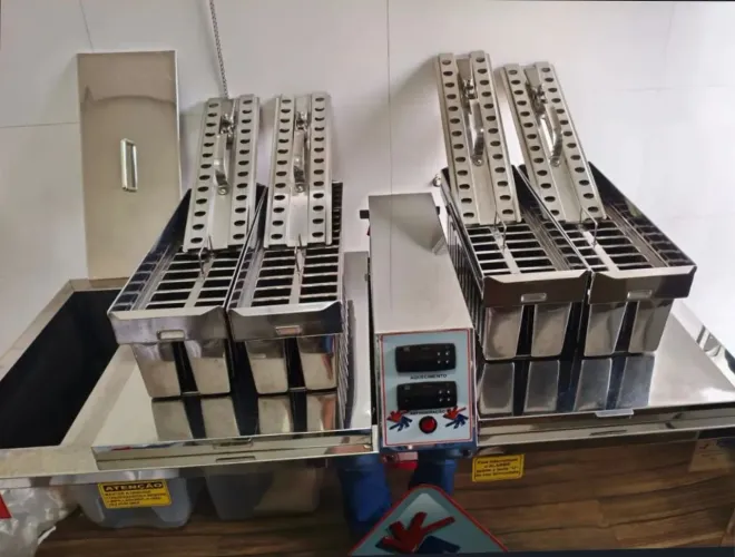 Máquina de picolé Eletrofrio com desenformado acoplada, mais 4 formas ataformas 