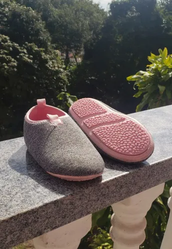 Calçado novo pé, n°27, ideal para usar em casa como alternativa a chinelos