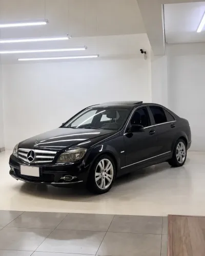 Mercedes-Benz C300 Avantgarde preta para casamentos e eventos com motorista.