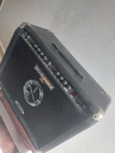 Amplificador Behringer V-Tone GMX210