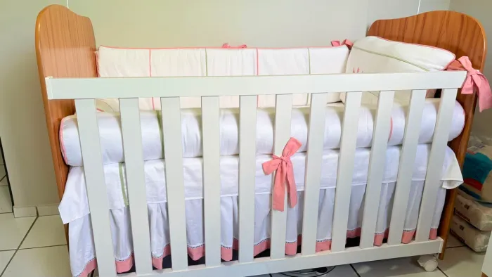 Vende-se berço completo (colchão e kit berço feminino)