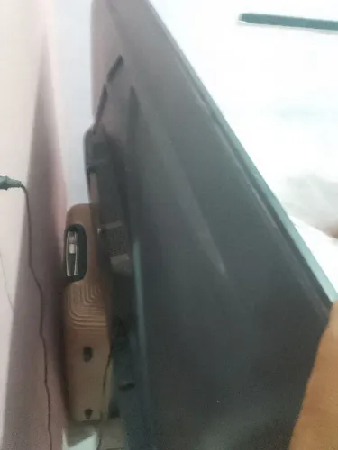 Vendo tv de 50 polegadas smart mas com listas na tela mas funcionando normal..