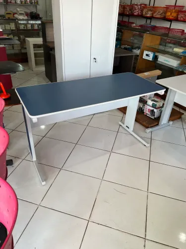 Mesa para escritório azul pé em metal