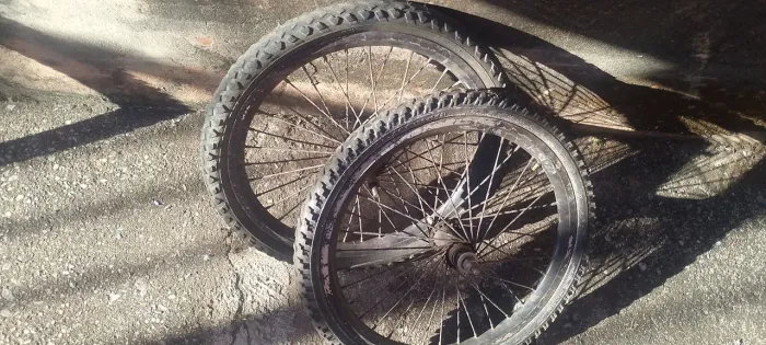 Vendo par de rodas aeros com câmara de ar novas para carrinho com rolamento 