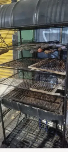 Churrasqueira com 6 divisórias superiores e 2 inferiores grelhas e espetos Semi nova $1500
