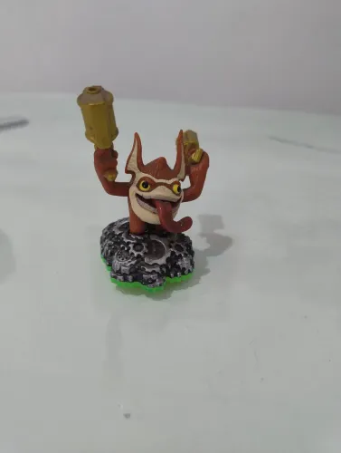 boneco na imagem é o Trigger Happy, um personagem do do jogo Skylanders