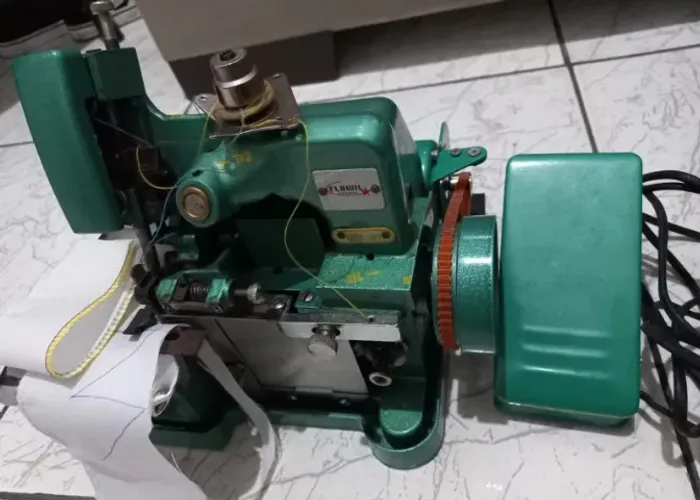 Máquina de Costura Overlock GN1-6D Semi Industrial Verde