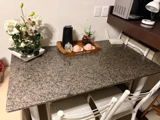 Mesa de Jantar com Tampo de Granito + 6 Cadeiras ?