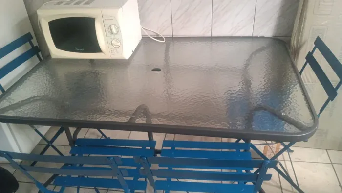 Vendo mesa com tampo de vidro em ótimo estado