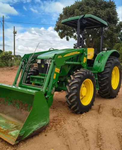 TRATOR AGRÍCOLA