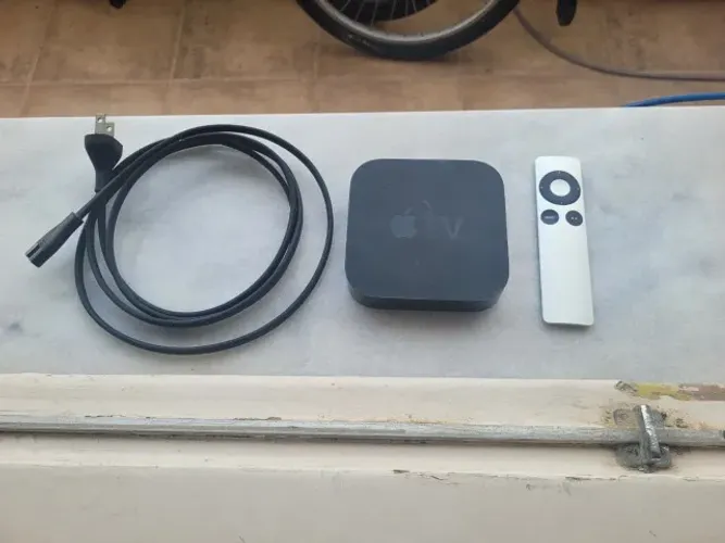 Apple TV 3ª Geração Full HD - AirPlay p/ iPhone/Mac - Com Cabo