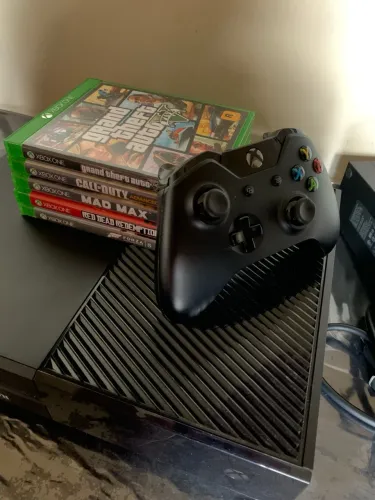Xbox One - Microsoft 500gb - 1 controle - 5 jogos