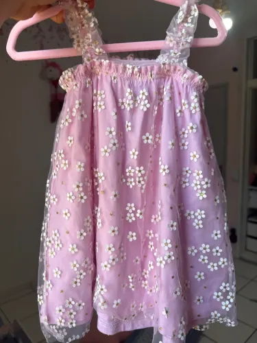 Vestido menina rosa em tule e flores